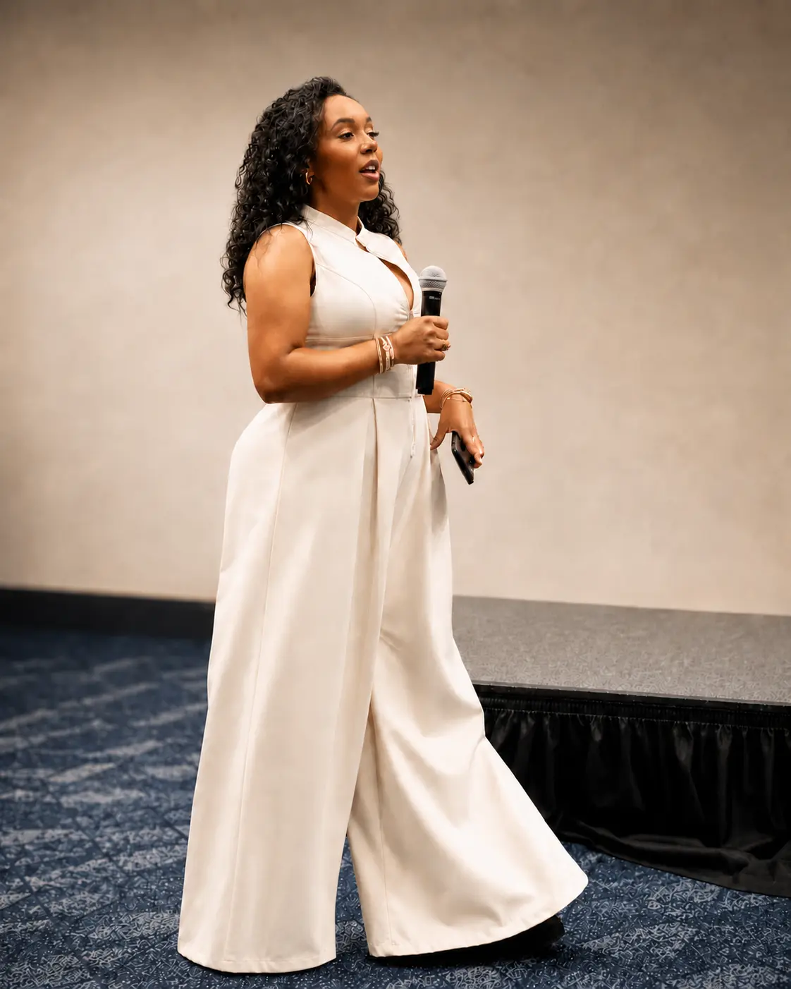 Kennay Laurén Johnson speaking at an event-industry conference